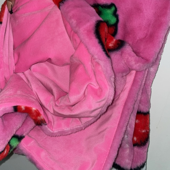 Hello Kitty Faux Fur Strawberry Throw blanket - Picture 5 of 5